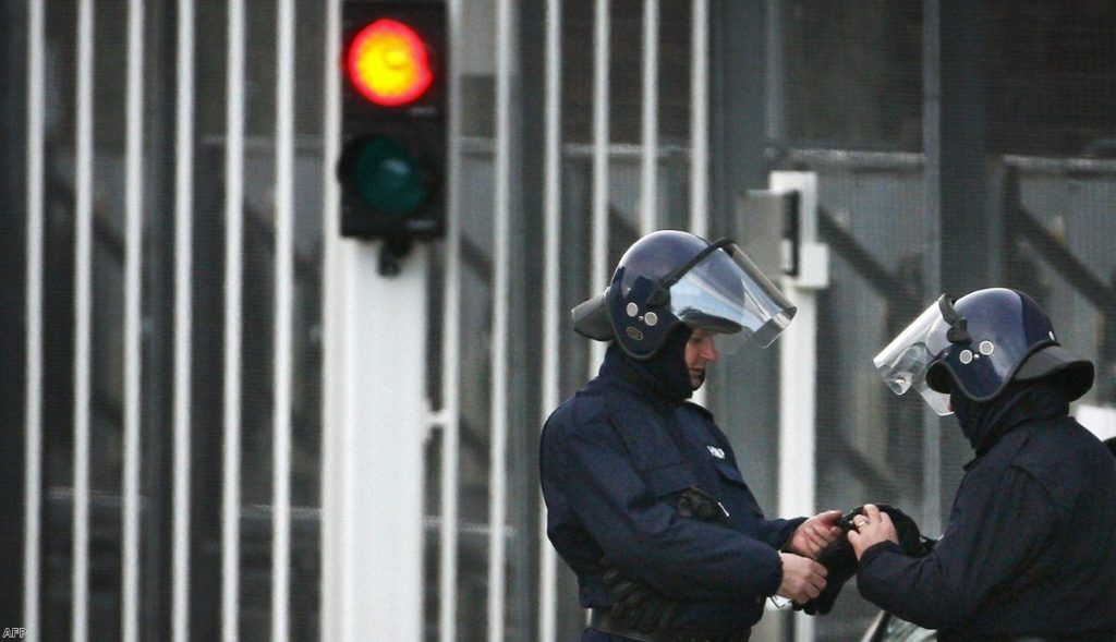 Specialist prison officers prepare to enter the Harmondsworth detention centre in 2006 following a large-scale disturbance 