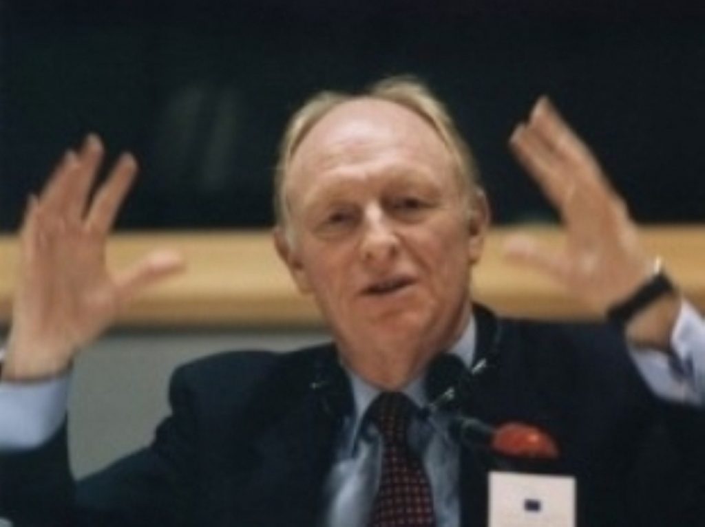 Neil Kinnock has thrown doubt on a Labour victory